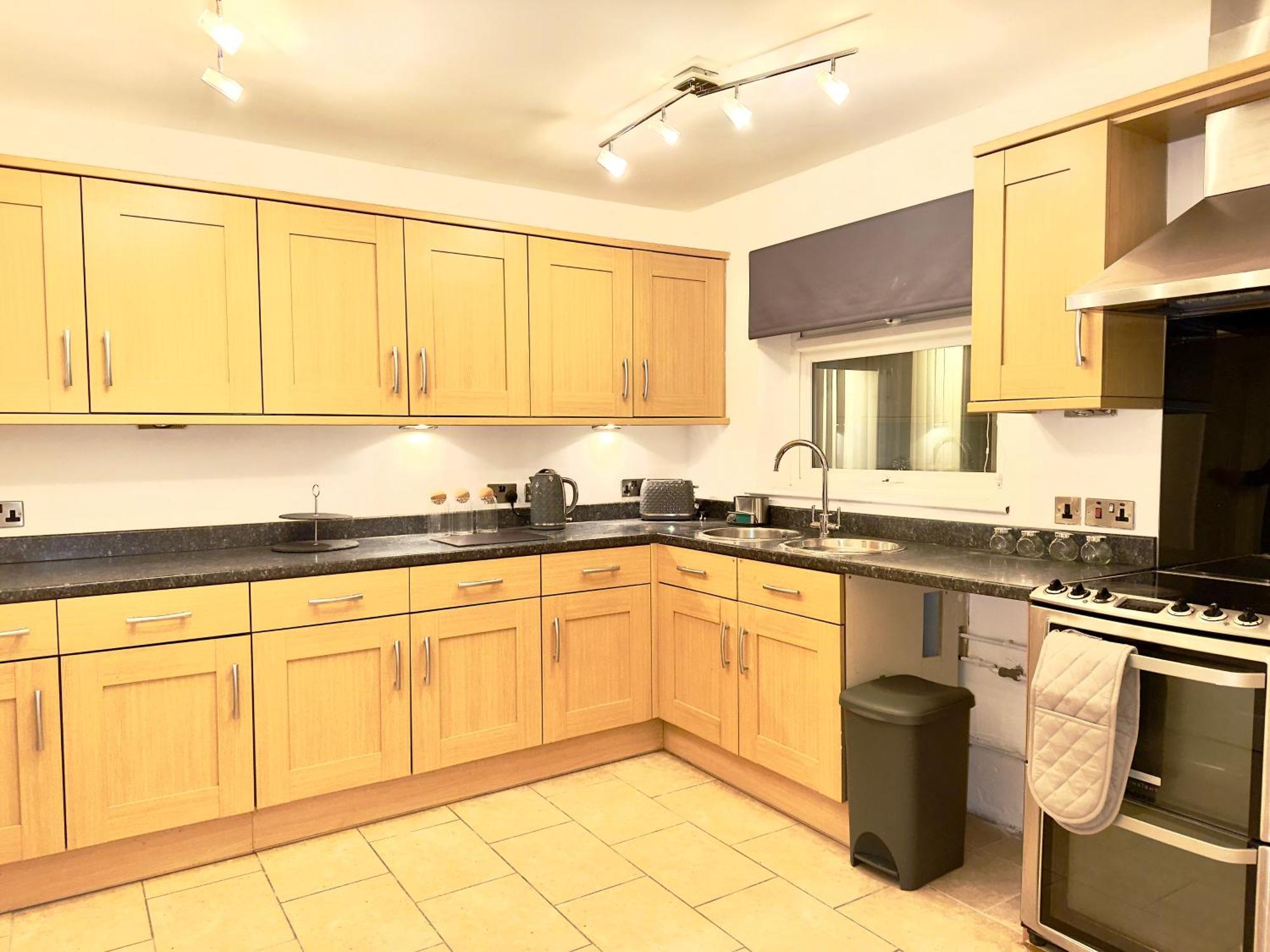 Rnm - Business Professionals Ready, Cost Effective For Large Stays! 3 Bedroom Lounge, Private Access & Entire Place, Kitchen & Washroom With Amenities, Smart Tv, Easy Access, Fast Wifi, Large Driveway, Great Transport Links, Near Worcester Hospital A Ngoại thất bức ảnh